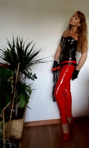 Meine Person ist nur auf der Dom Seite und ich mag auch nur devote Leute, keine Switcher.  Kenne mich nun schon mehr als 20 Jahre in der Welt der BDSM aus .  Habe eine sadistische Ader , kenne viel Clubs in Berlin.   Suche : Du solltest NICHTRAUER , SPORTLICH ,SCHLANK , KEIN BART UND Ü.35 JAHRE SEIN . Aus Berlin oder Umland sein Distanz ist ein Problem für mich.  Du solltest auch kein zu eingerenztes Zeitfenster haben .  Ich erwarte das es mir besser geht als wenn ich alleine wäre sonst habe ich alles selber im Leben .